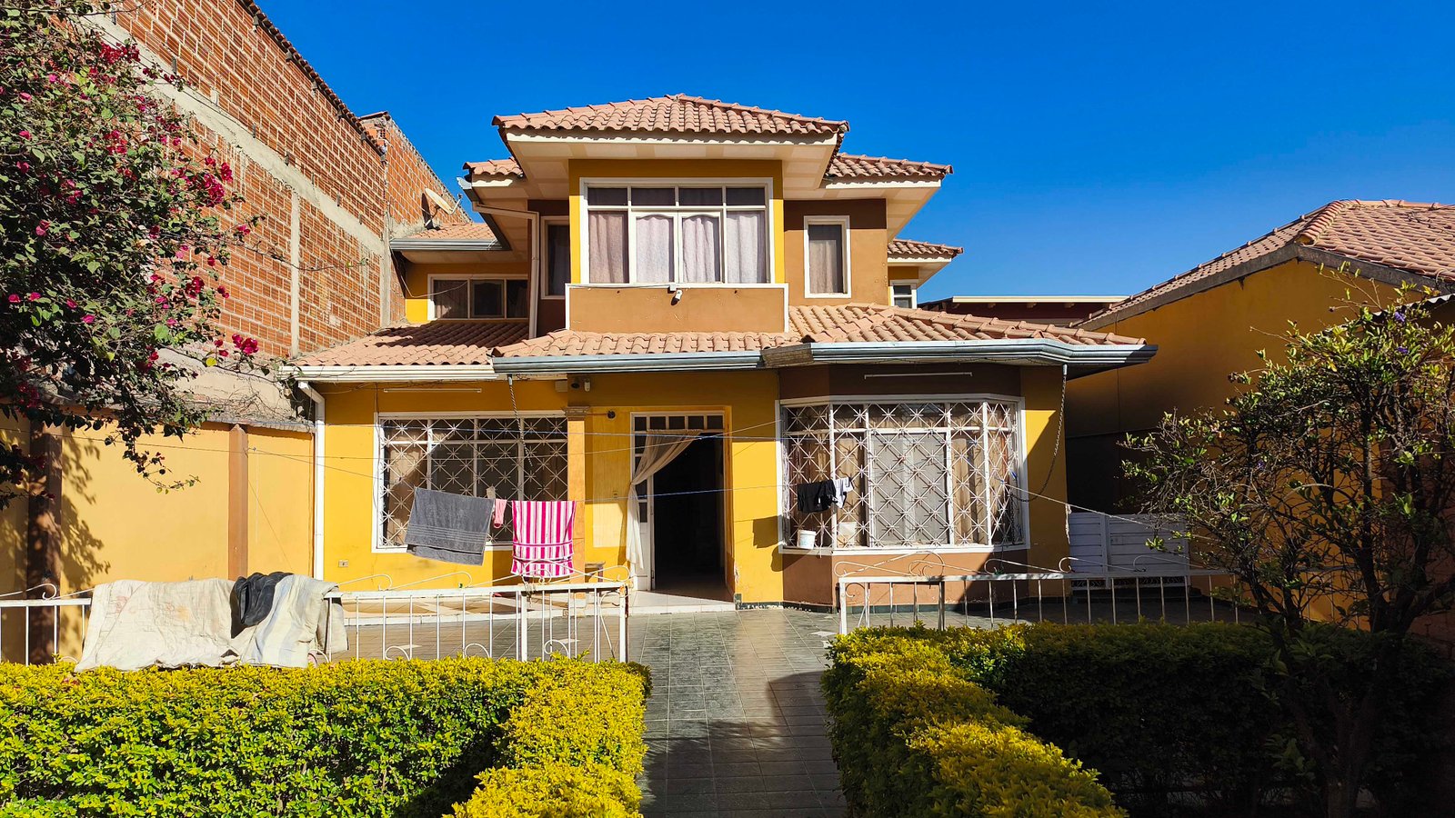 CASA DE 242 m² EN VENTA - COLCAPIRHUA A 2 CUADRAS DE AV. BLANCO GALINDO